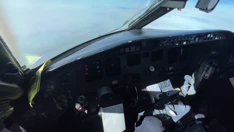Innenansicht-Eines-Jet-Cockpits-Vom-Kapitänssitz-Aus-In-Einem-Echten-Flug-Auf-Reiseflughöhe-FL360