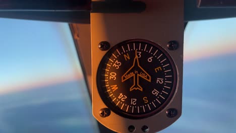 Nahansicht-Des-Kompasses-Eines-Modernen-Jets,-Erleuchtet-Durch-Das-Warme-Licht-Der-Sonne-Im-Morgengrauen