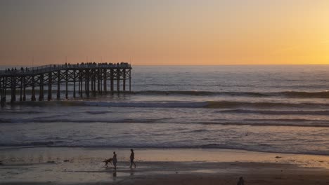 Pazifikstrand-Kalifornien-Pier-Sonnenuntergang-Mit-Wellen,-Die-Am-Strandsonnenuntergang-Im-Zeitraffer-Krachen