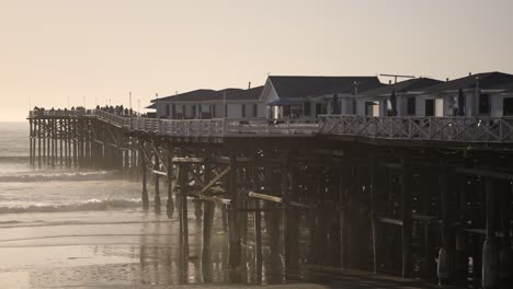 Pazifischer-Strand-Kalifornien-Sonnenuntergang-Mit-Wellen-Am-Strand---Zeitlupe-Auf-Der-Linken-Seite-Des-Piers