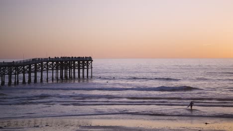 Pacific-Beach-California-Puesta-De-Sol-Con-Olas-Rompiendo-En-La-Playa---Lado-Derecho-Del-Muelle,-Hora-Azul
