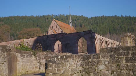 Grandes-Muros-De-Piedra-Con-Vistas-A-Las-Ruinas-De-La-Iglesia-Medieval-Descubiertas-En-Baden-Baden-En-4k