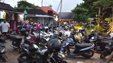 Parken-Von-Motorrollern,-Menschen-Gehen-Am-Strand-Von-Sindhu-Spazieren,-Sanur-Bali-Indonesien-Typischer-Marktweg-In-Denpasar,-örtliche-Bekleidungsgeschäfte