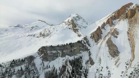 Filmische-Luftaufnahme-Des-Schneebedeckten-Berges-Und-Der-Gebirgskette-In-Enneberg,-Südtirol