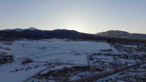 Luftaufnahme-Des-Sonnenuntergangs-über-Den-Rocky-Mountains