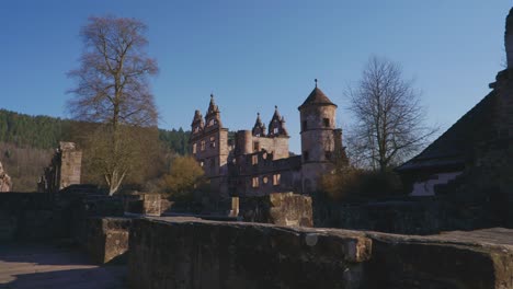 Grandes-Campos-De-Ruinas-De-Iglesias-Medievales-Descubiertas-En-Baden-Baden-En-4k