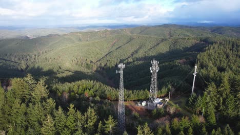 Wunderschöne-4K-Luftaufnahme,-Die-Funktürme-Und-Eine-Baumlandschaft-Im-Süden-Oregons-Zeigt