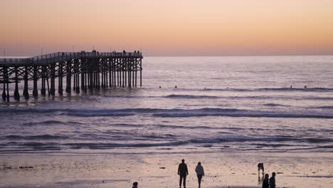 Pacific-Beach-California-Pier-Sonnenuntergang-Mit-Wellen-Am-Strand---Zeitlupe-Des-Piers-In-Der-Blauen-Stunde