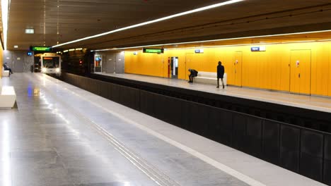 Metro-3-Llegando-A-La-Estación-En-Pöttyös-Parada-Utca,-Línea-De-Metro-Número-3