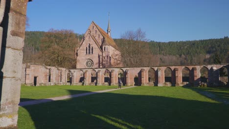 Große-Mittelalterliche-Kirchenruinen-In-Baden-Baden-In-4k-Entdeckt
