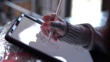 Artista-Femenina-Dibujando-Y-Esbozando-Obras-De-Arte-En-La-Pantalla-De-La-Tableta-Digital