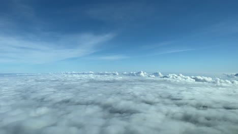 Volando-Sobre-Capas-De-Nubes-En-Un-Día-Soleado-Con-Cielo-Azul