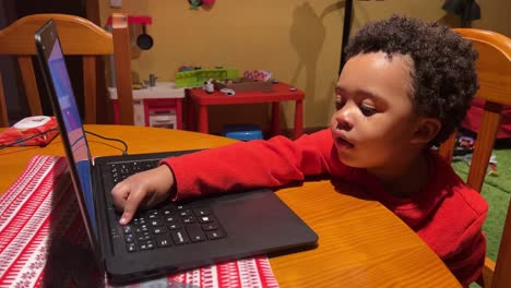 Süßes-Und-Exotisches-2-jähriges-Schwarzes-Baby-Zeigt-Computerkenntnisse
