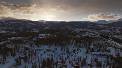 Luftaufnahme-Des-Sonnenaufgangs-In-Den-Rocky-Mountains