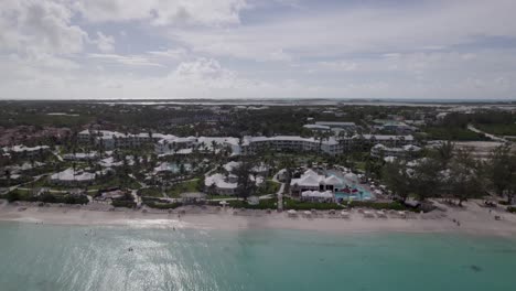 Strände-Turks--Und-Caicosinseln-–-Drohnenaufnahme-Von-Strand-Und-Gebäuden