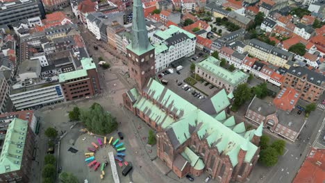 Luftaufnahme-Der-Kuppelkirche-Von-Aarhus,-Aarhus,-Dänemark