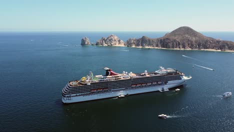Barco-De-La-Línea-De-Cruceros-De-Carnaval-Navegando-En-El-Océano-Pacífico-Con-Un-Hermoso-Sol