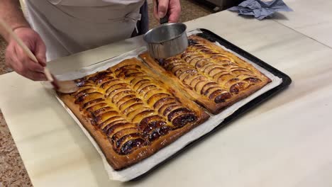 Tarta-De-Manzana-Preparada-Dentro-De-Una-Panadería-Tradicional