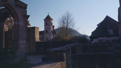 Große-Mittelalterliche-Kirchenruinen-Hinter-Einer-Mauer,-Entdeckt-In-Baden-Baden-In-4k