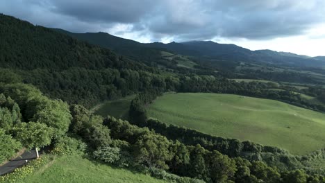 Paisaje-De-Montañas-De-Prados-Verdes-En-Un-Día-Parcialmente-Nublado-En-Azores-São-Miguel