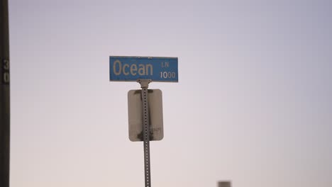 Blaues-Ocean-Lane-Straßenschild-Bei-Sonnenuntergang-In-Den-USA