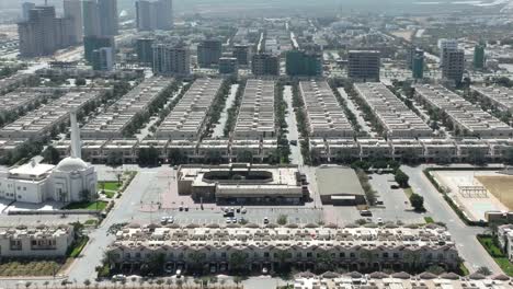 Vista-Aérea-De-Casas-Modernas-Urbanización-De-La-Ciudad-De-Bahria-En-Karachi-Con-Masjid
