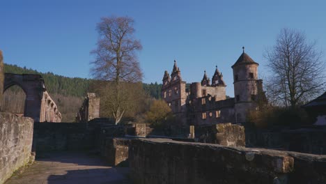 Gran-área-De-Campos-De-Ruinas-De-Iglesias-Medievales-Descubiertas-En-Baden-Baden-En-4k