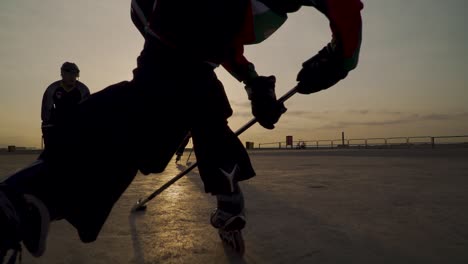 Inline-Hockeyspieler-Trainieren-Am-Strand-Bei-Sonnenaufgang