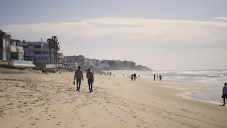 Pacific-Beach-Kalifornien-Sonnenuntergang-Mit-Menschen,-Die-Den-Strand-Entlang-Gehen