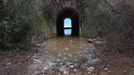 Un-Túnel-Conduce-Hacia-Un-Mar-Salvaje,-Donde-Las-Olas-Crean-Un-Efecto-Ondulante