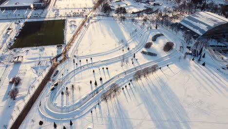 Eislaufbahn-In-Einem-Großen-Park-An-Einem-Sonnigen-Winternachmittag