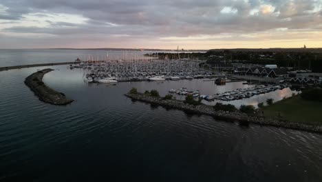 Antena-De-Oak-Harbour-Al-Atardecer,-Dinamarca