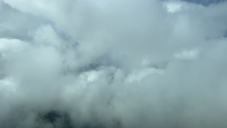 Flug-Durch-Einige-Cumuluswolken-Während-Des-Abstiegs-Zum-Flughafen