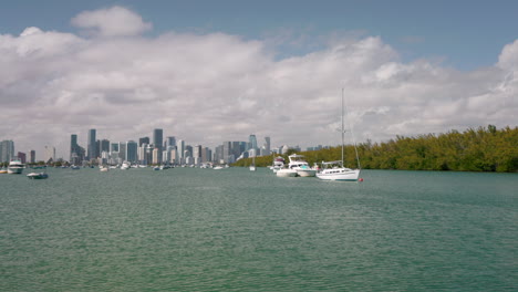 Blick-Auf-Miami-Von-Einem-Boot-Aus,-Das-In-Einer-Bucht-Vor-Anker-Liegt