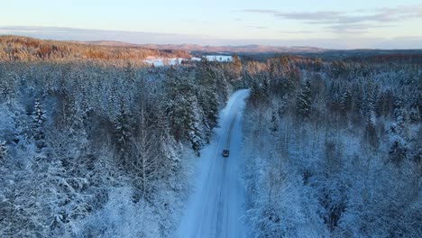Auto-Fährt-Im-Winter-Eine-Schneebedeckte-Straße-Im-Wald-Entlang