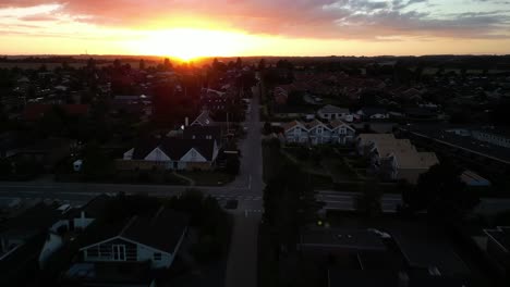 Luftaufnahme-Des-Sonnenuntergangs-über-Der-Dänischen-Nachbarschaft