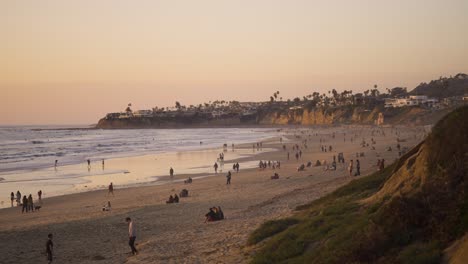 Pacific-Beach-Kalifornien-Sonnenuntergang-Mit-Viel-Fußgängerverkehr-Am-Strand