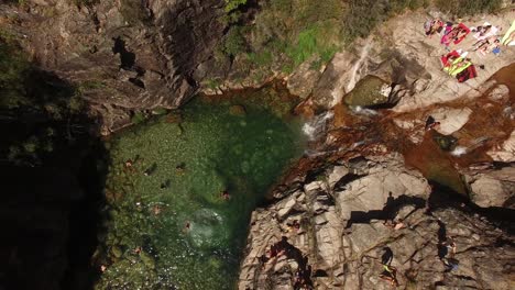 Naturlandschaft,-Reine-Kristallklare-Lagunen,-Bergpfad-Luftaufnahme