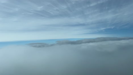 Volando-Entre-Capas-De-Nubes