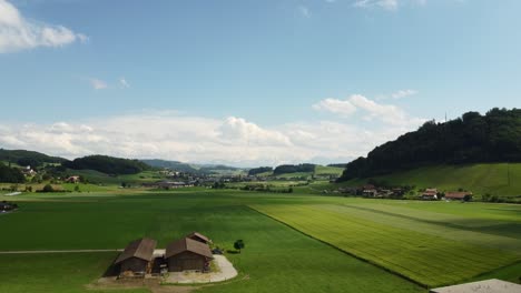 Vista-Aérea-De-Gran-Angular-Hermosa-Granja-Verde-Y-Campos-En-Suiza