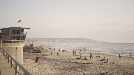 Pacific-Beach-Kalifornien-Sonnenuntergang-Mit-Wellen-Am-Strand---Rettungsschwimmer-Oder-Strandpatrouillenturm