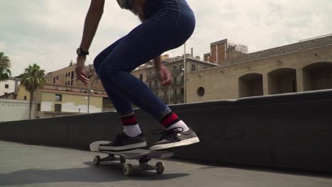 Skater-Mädchen-Macht-Tailside-Trick-In-Zeitlupe