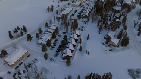 Luftaufnahme-Von-Häusern-In-Den-Rocky-Mountains-Von-Oben-Nach-Unten