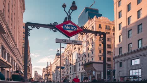 Madrid-Gran-Via-U-Bahn-Schild-Im-Zeitraffer-An-Einem-Sonnigen-Tag-Mit-Blauem-Himmel