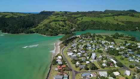 Vuelo-Costero-A-Lo-Largo-De-Rockwell-Of-Cooks-Beach-En-Nueva-Zelanda