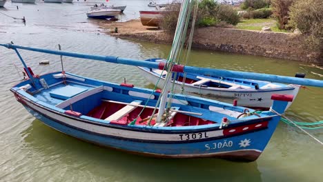 Fischerboot-Bereit-Für-Die-Arbeit-Garnelenfischen-In-Der-Atlantischen-Algarve-Portugal
