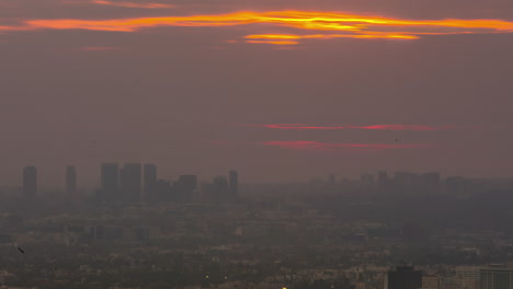 Zeitraffer-Eines-Farbenfrohen-Sonnenuntergangs,-Der-Hinter-Sich-Bewegenden-Wolken-über-Der-Skyline-Von-San-Francisco-Verschwindet