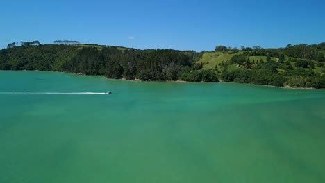 Barco-De-Pesca-Motorizado-A-Través-De-Las-Aguas-De-La-Costa-Este-De-Nueva-Zelanda