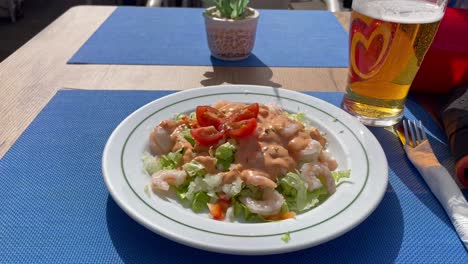 Mittagessen-Im-Beach-Café-Algarve-Portugal,-Frischer-Meeresfrüchtesalat-Und-Ein-Pint-Lokales-Bier-Vom-Himmel