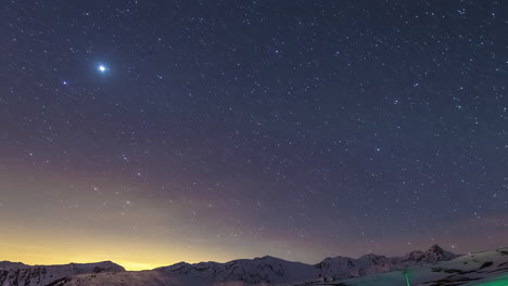 Estrellas-Cruzando-El-Cielo-Sobre-Un-Paisaje-De-Montaña-De-Invierno---Lapso-De-Tiempo-De-Gran-Angular